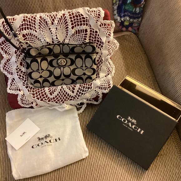 Coach wristlet New with tags box dust cover black tan hang tag twist lock close - Picture 1 of 10